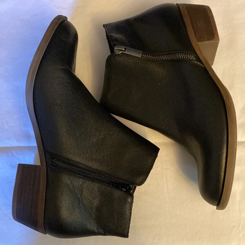 Kensie 10M Gabriella Black All Leather Upper Ankle Bootie zips on both sides